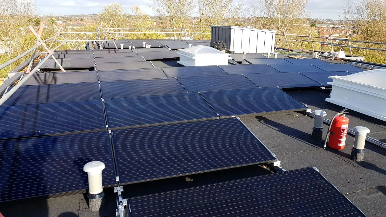 Large flat-roof commercial solar installation