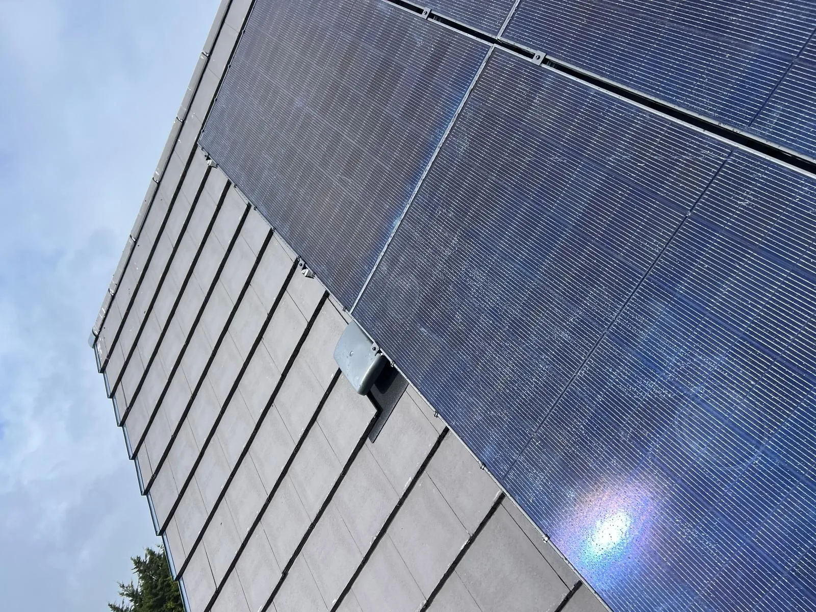 Solar panels on a home roof in Leeds: 12 panels, 6 kWp