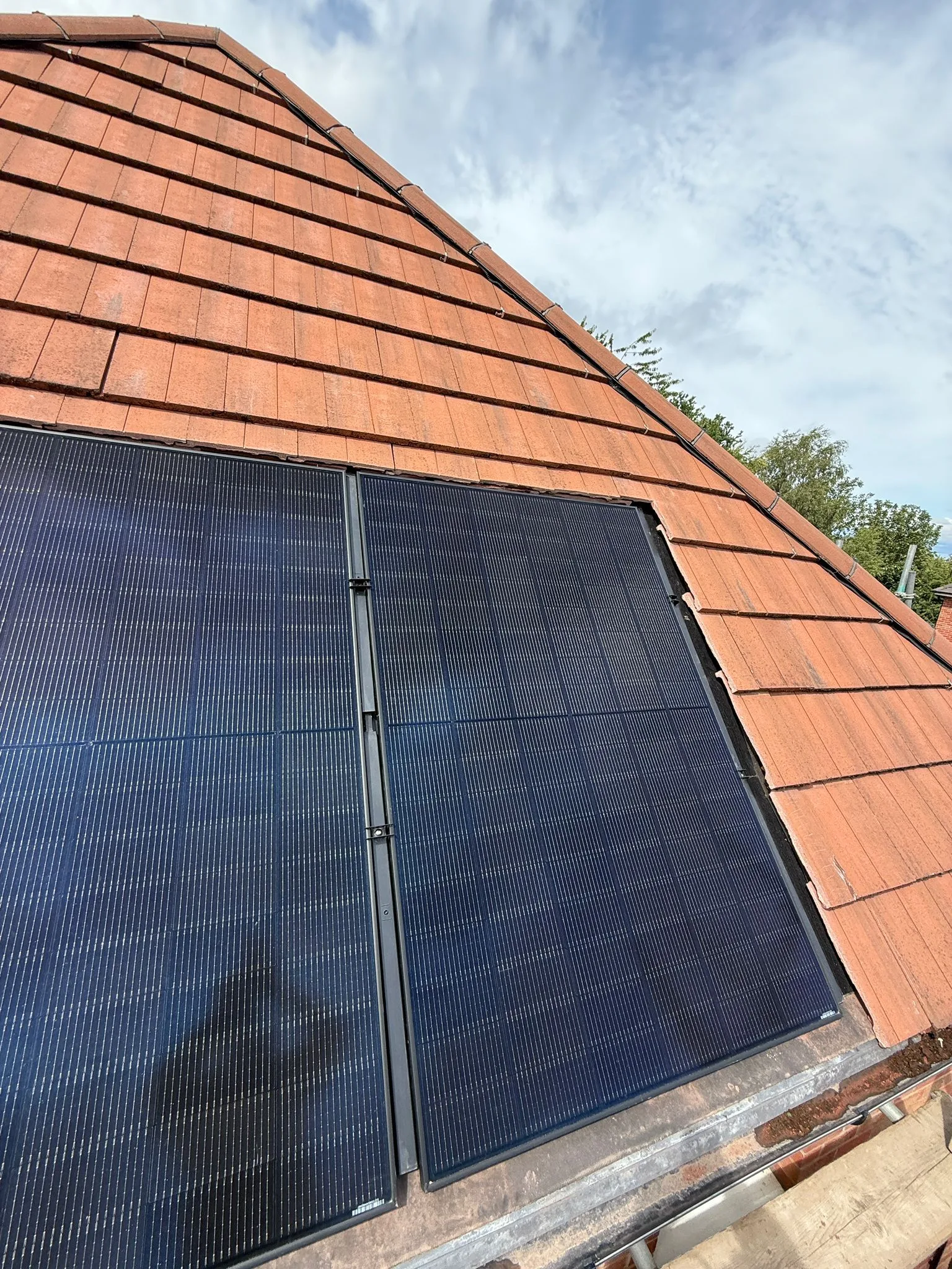 Solar panels on a home roof in Leeds: 10 panels, 5 kWp