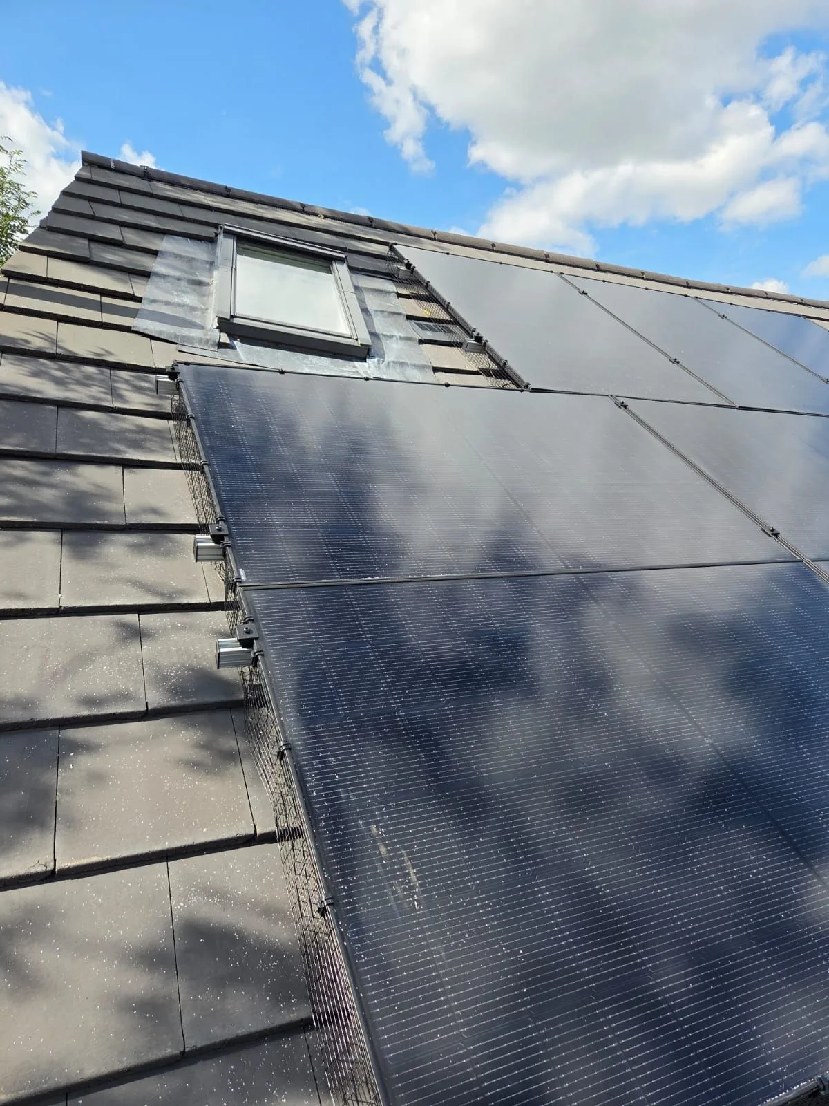 Solar panels on a home roof in Leicestershire: 18 panels, 8.55 kWp