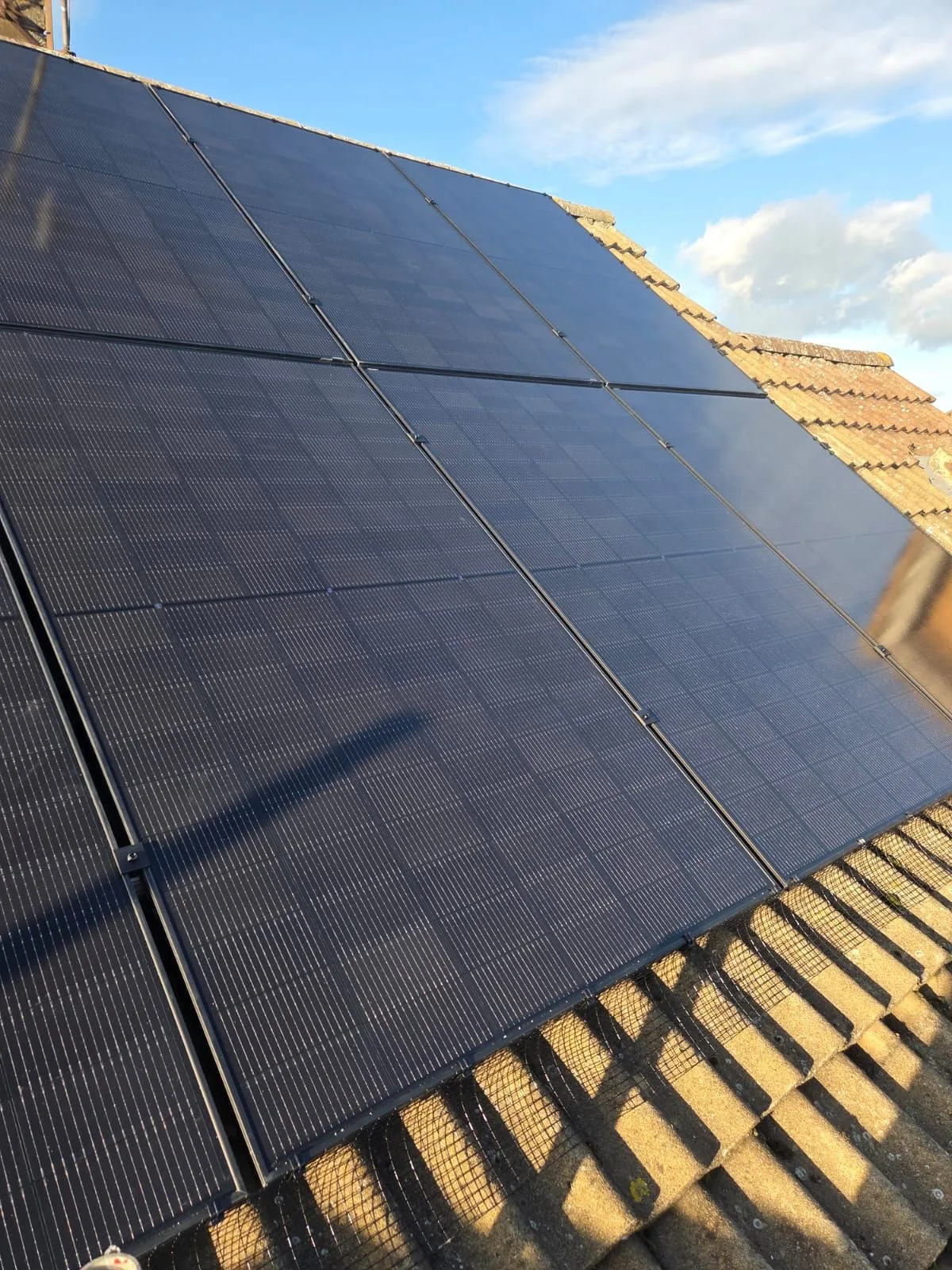 Solar panels on a home roof in Leicestershire: 16 panels, 8 kWp