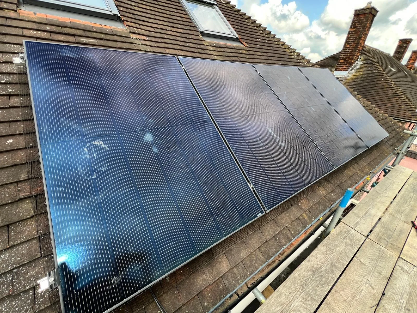 Solar panels on a home roof in London: 20 panels, 8.6 kWp