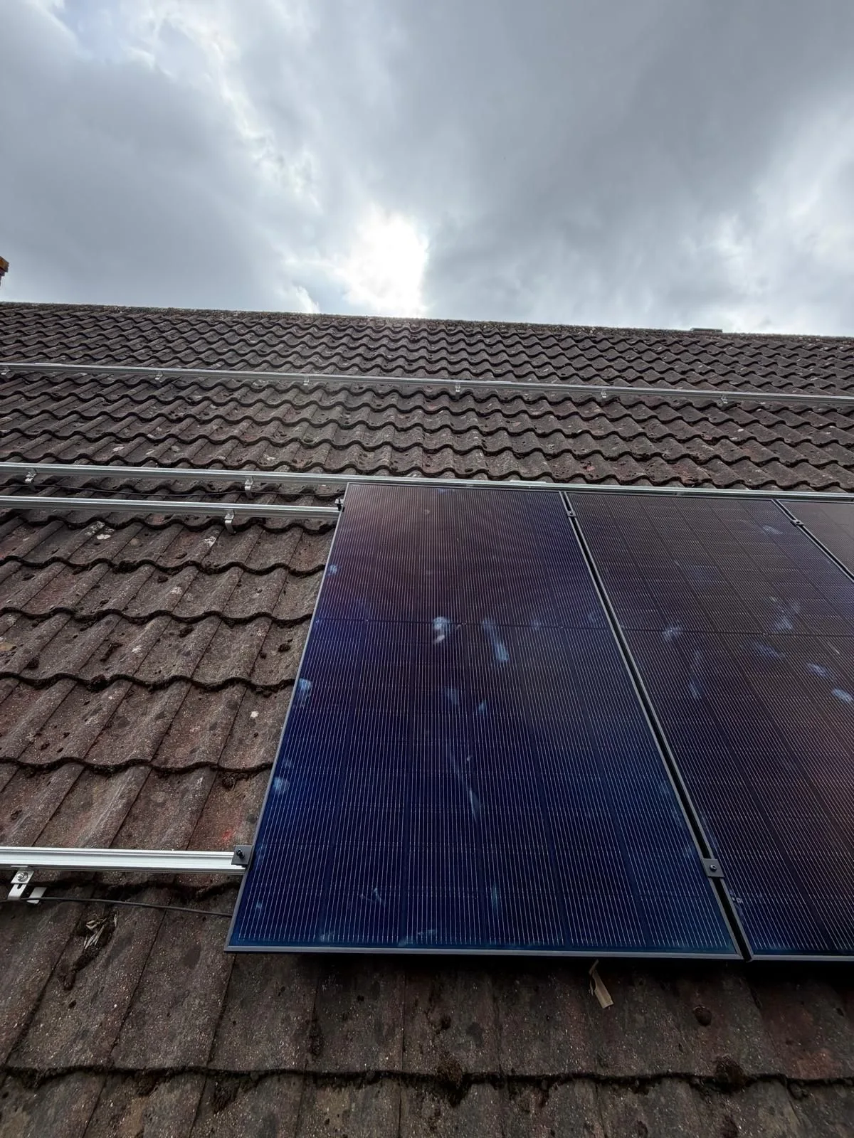 Solar panels on a home roof in London: 20 panels, 10 kWp