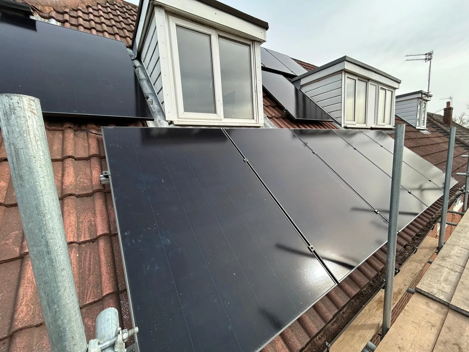 Solar panels on a home roof in Manchester: 20 panels, 9.5 kWp