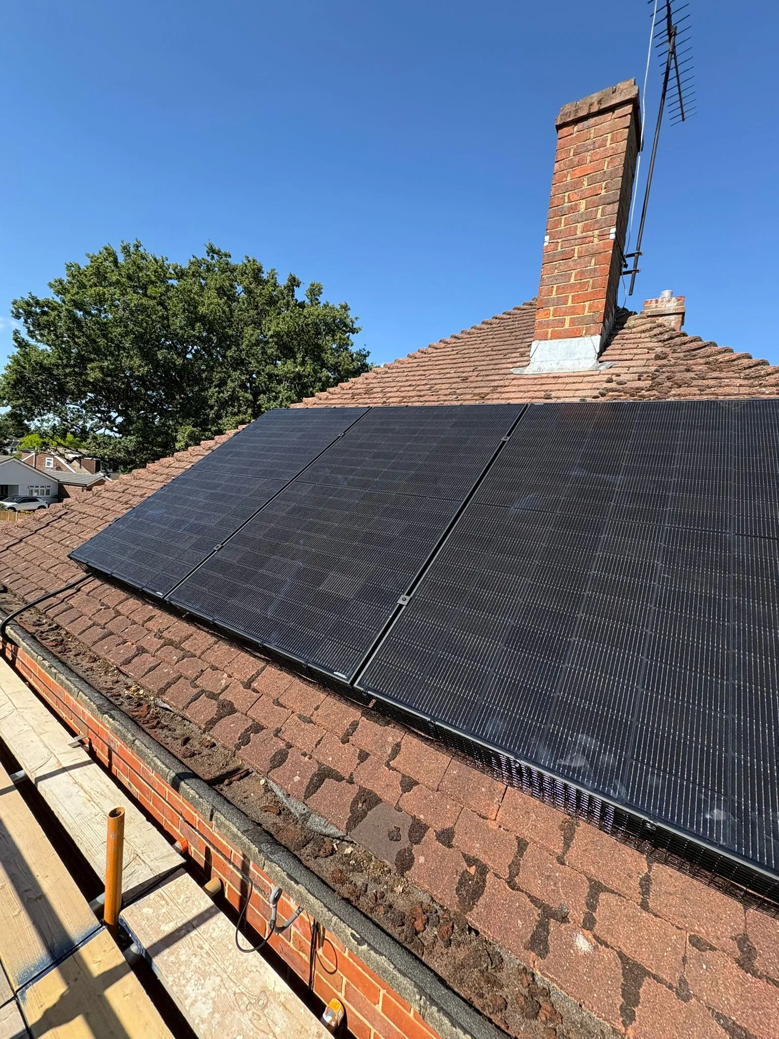 Solar panels on a home roof in Surrey: 8 panels, 4 kWp