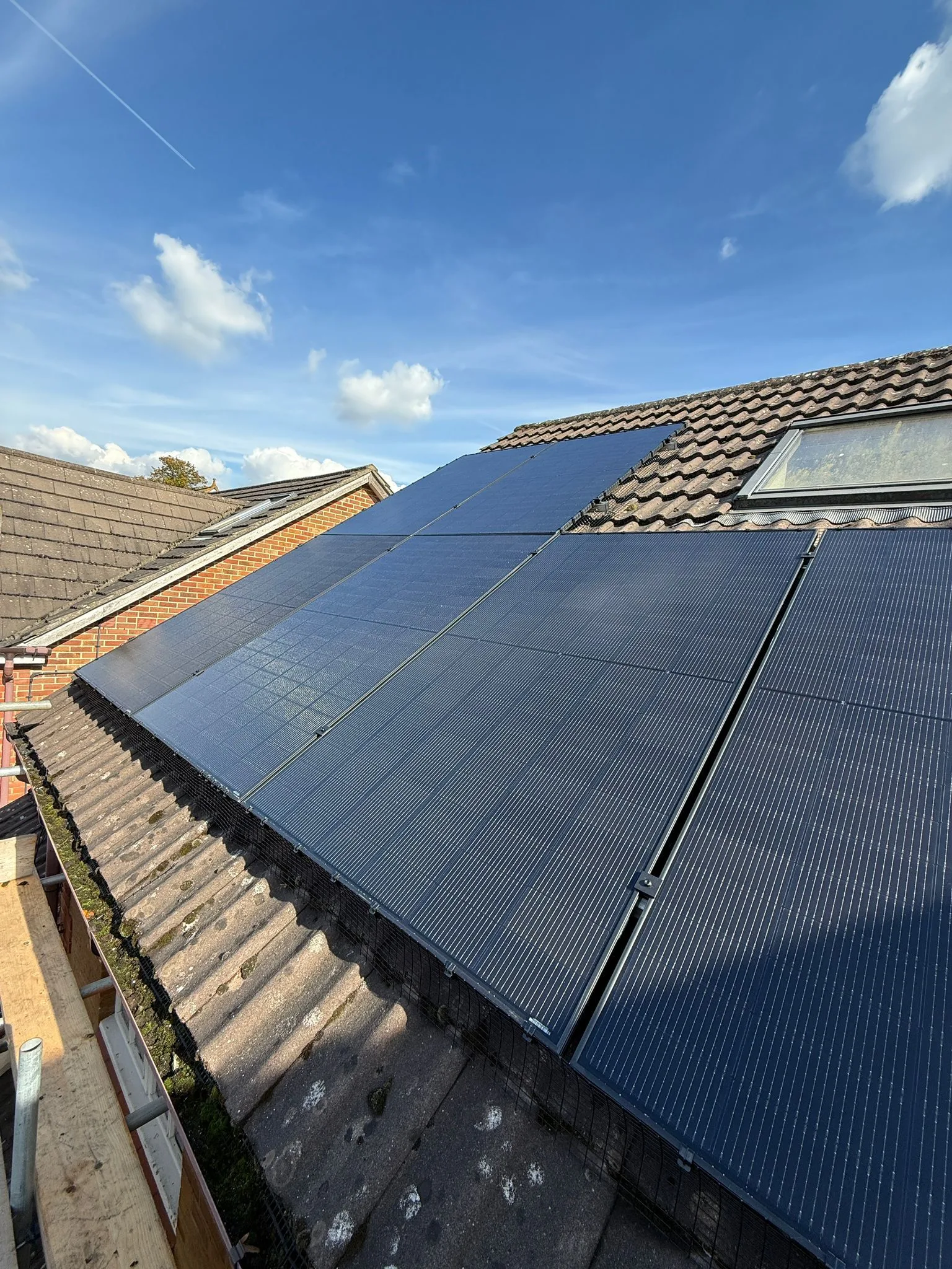 Solar panels on a home roof in Surrey: 16 panels, 8 kWp